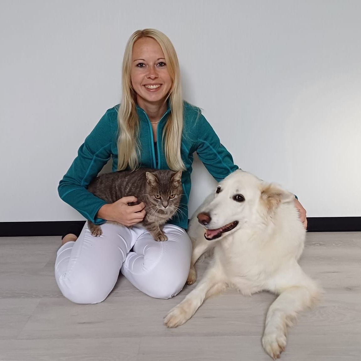 Mitrbeiter Linda Melcher mit Hund und Katze